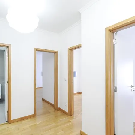 Top Duplex - 4 Bedrooms & Garage דירה *