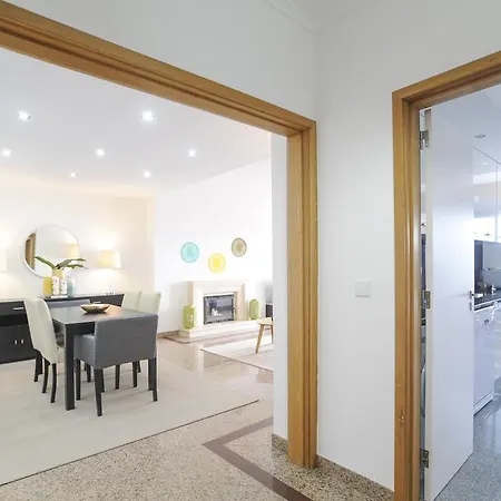 Top Duplex - 4 Bedrooms & Garage
