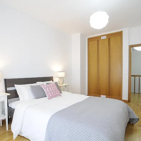 Top Duplex - 4 Bedrooms & Garage דירה *