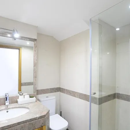 Top Duplex Apartment - 4 Bedrooms & Garage Apartment *